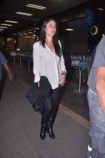 Kareena Kapoor snapped at the Mumbai Airport on 14th June 2012 (7).JPG